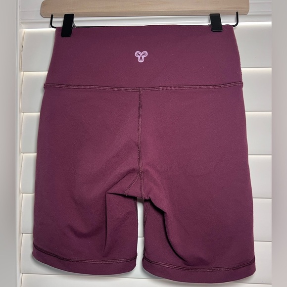 TnaLIFE™ Cheeky Hi-Rise 7" Short High-waisted cheeky bike shorts Small - Picture 2 of 5